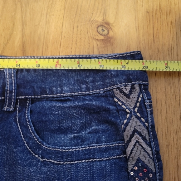 Maurices size 20 denim shorts with Aztec pattern on side & 4" inseam - Picture 3 of 7